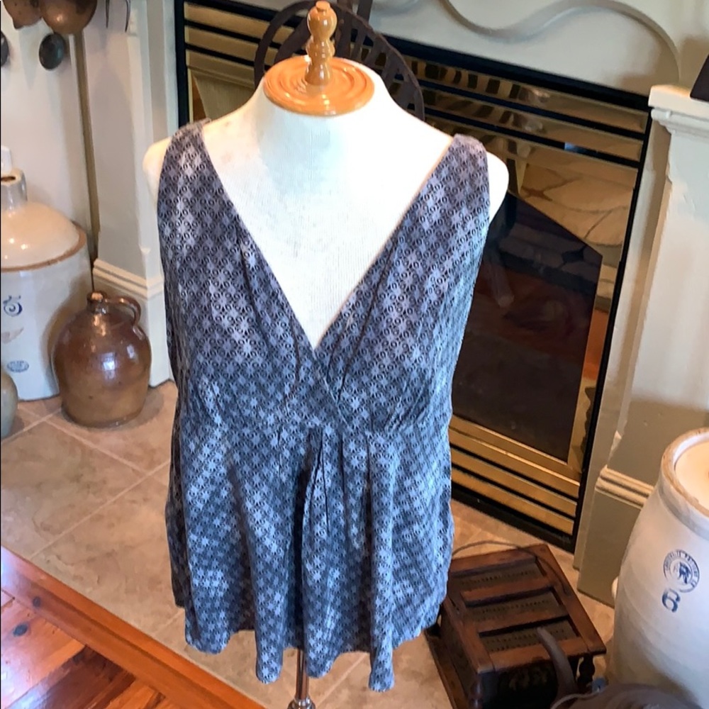Daisy Fuentes Gray & Black Print Top Large